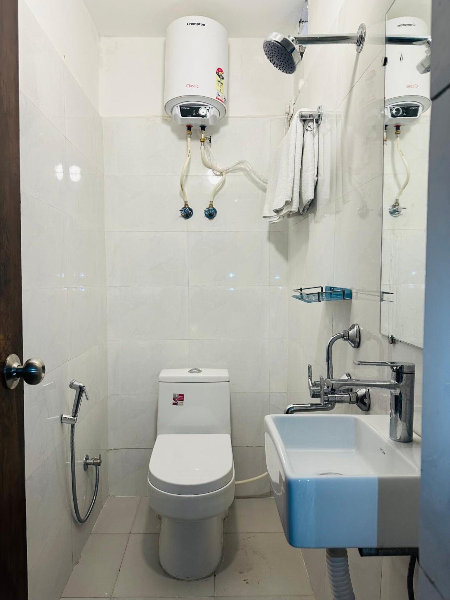 Chowdhry Tourist Lodge - New Delhi Railway Station - 2 Minutes Walk מראה חיצוני תמונה